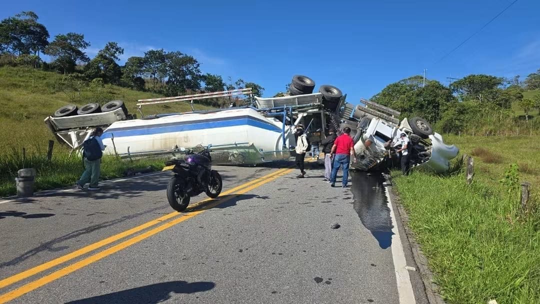 Colapsada la vía Oiba–Barbosa tras volcamiento de tractocamión