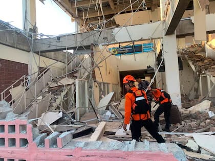 Segundo terremoto de magnitud 6,9 sacudió Indonesia horas después de potente sismo de 7,7
