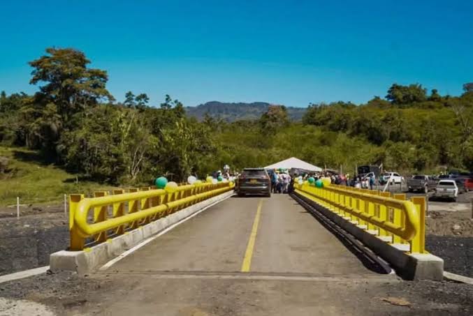 Inaugurado puente que une a Vélez con Güepsa