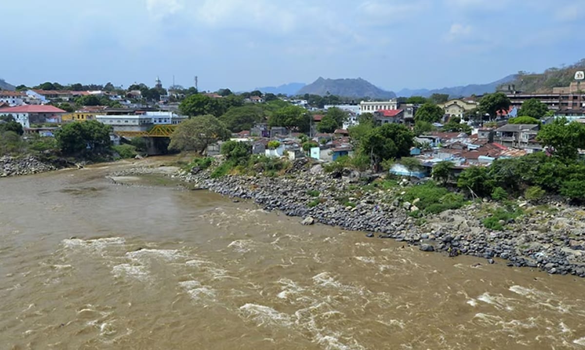 Río Magdalena con caudal bajo y dificultades de navegación