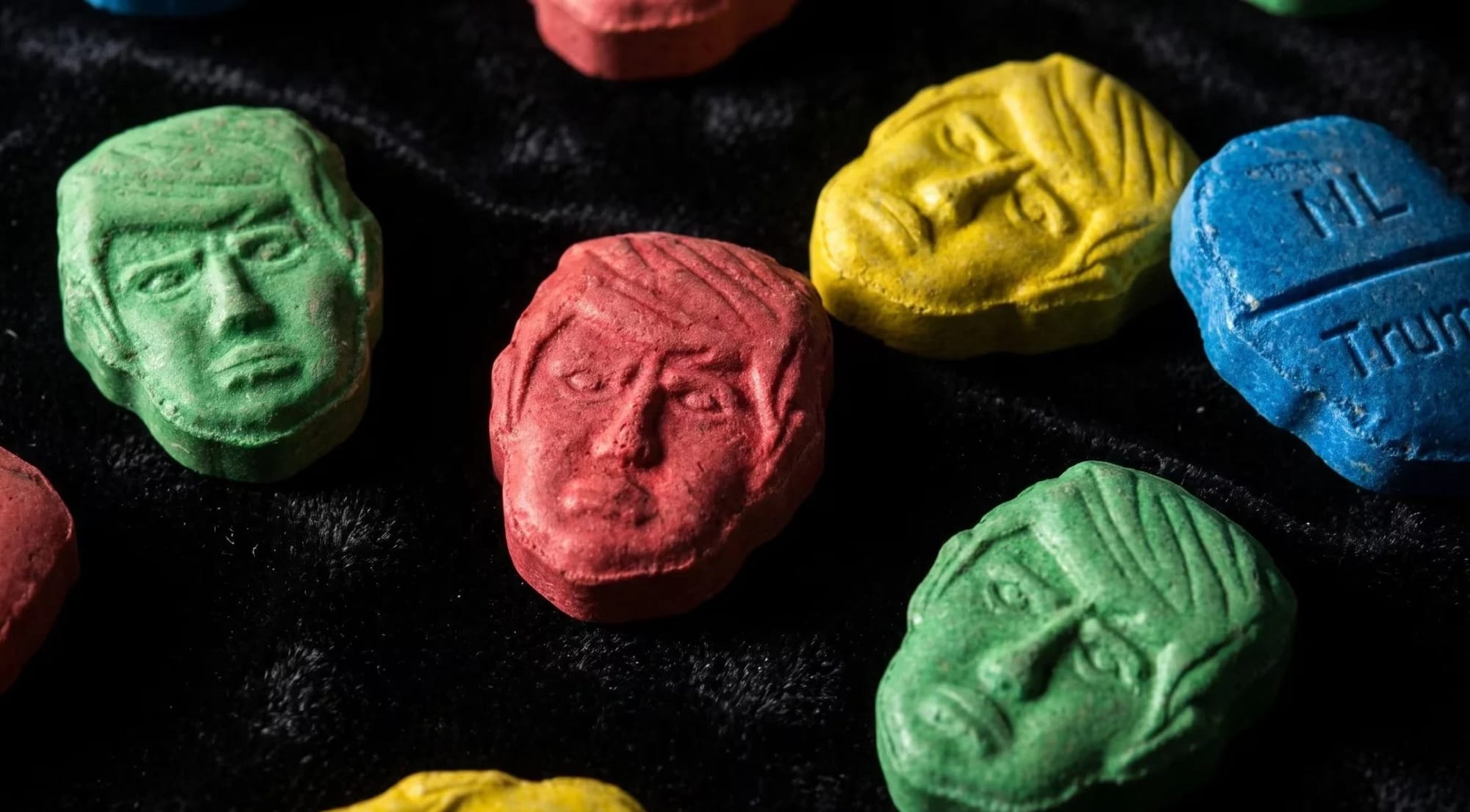 “Alerta roja” por pastillas de éxtasis con cara de Trump