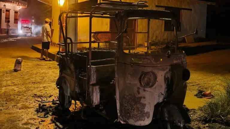 Dos motocarros fueron incinerados en Barichara; buscan a los responsables