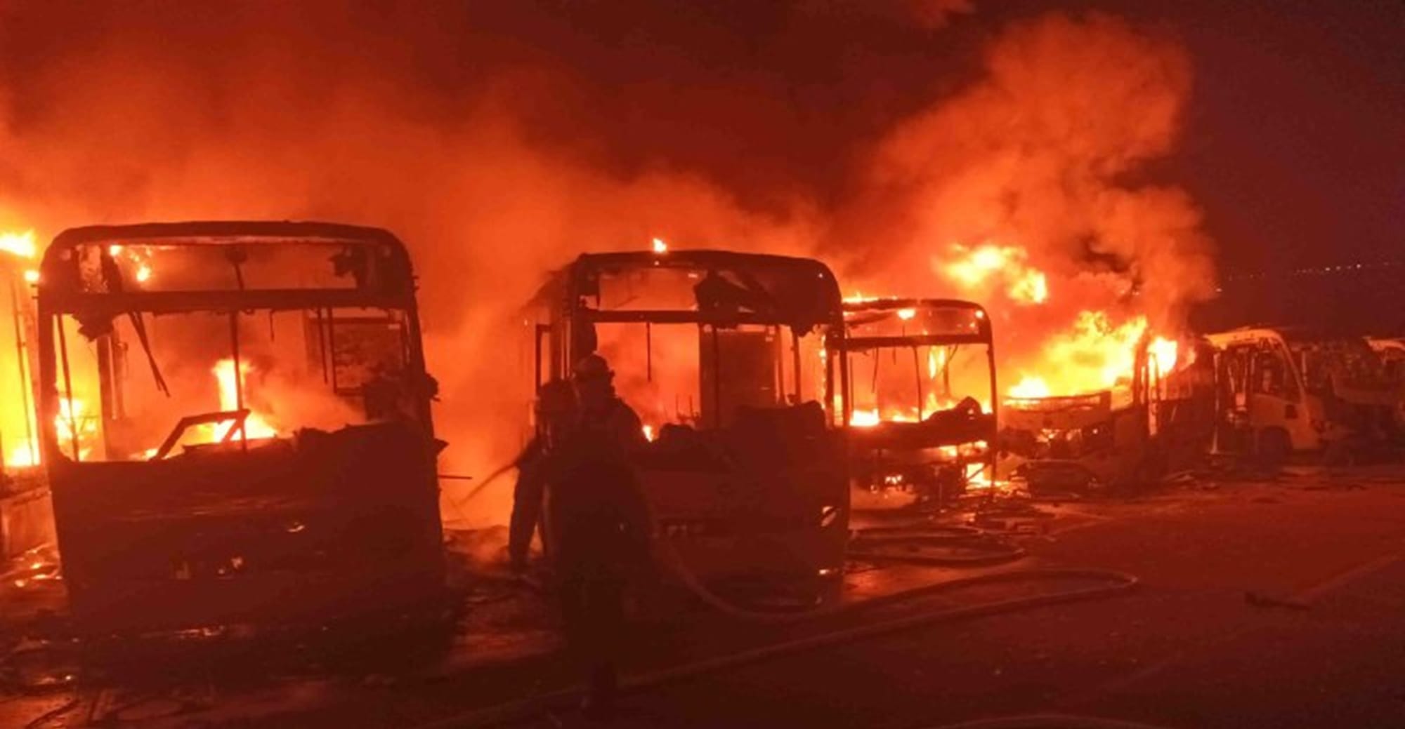 Metrolínea dice que buses quemados en Girón no son de  su propiedad