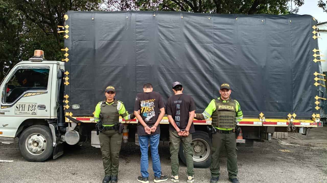Cuatro capturados y más de 5.700 galones incautados en vía de Santander