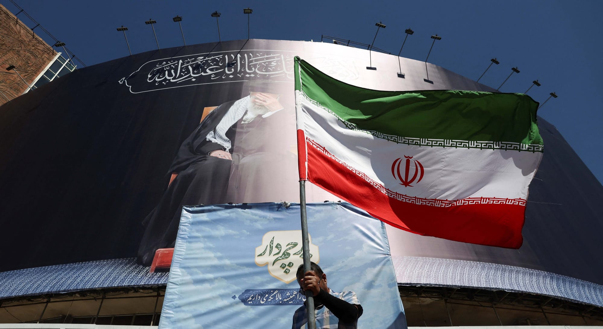 Irán amenaza con confiscar 46 buques en Ormuz mientras Trump asegura que el régimen “está colapsando”