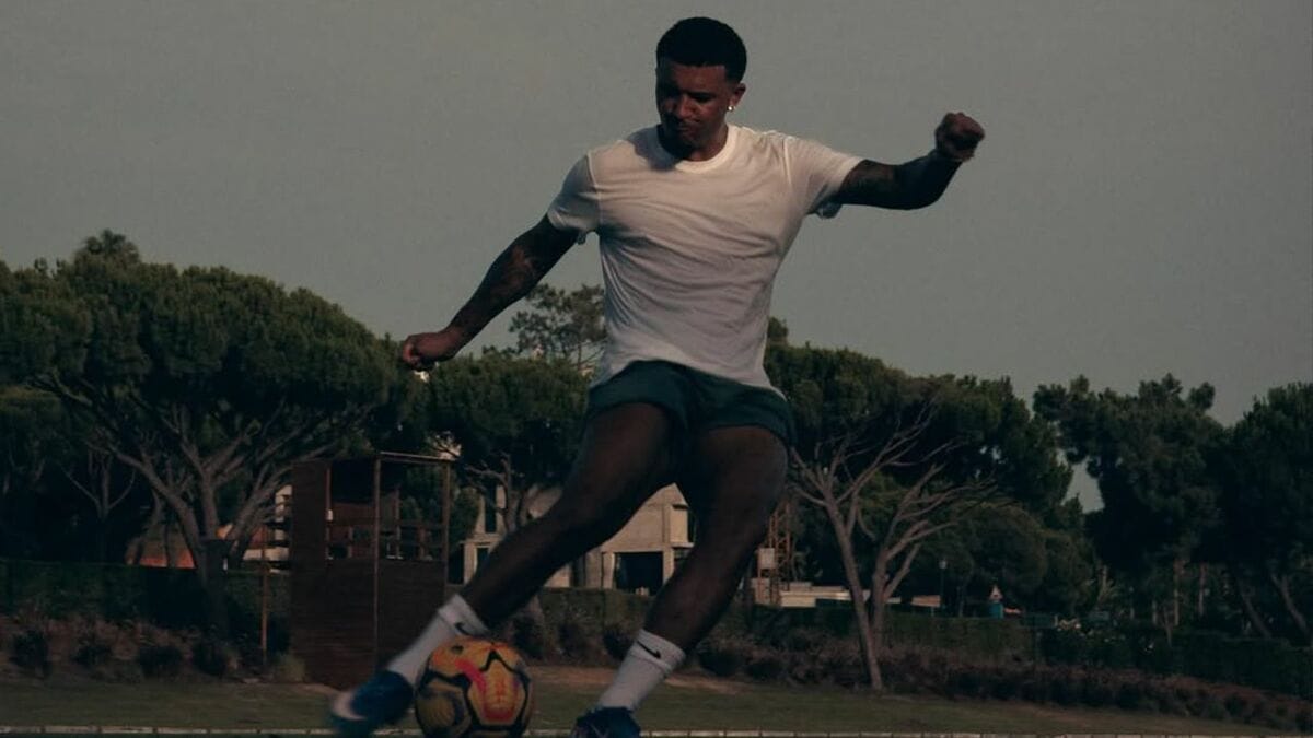 Jadon Sancho se entrena en un club de décima división mientras define su futuro