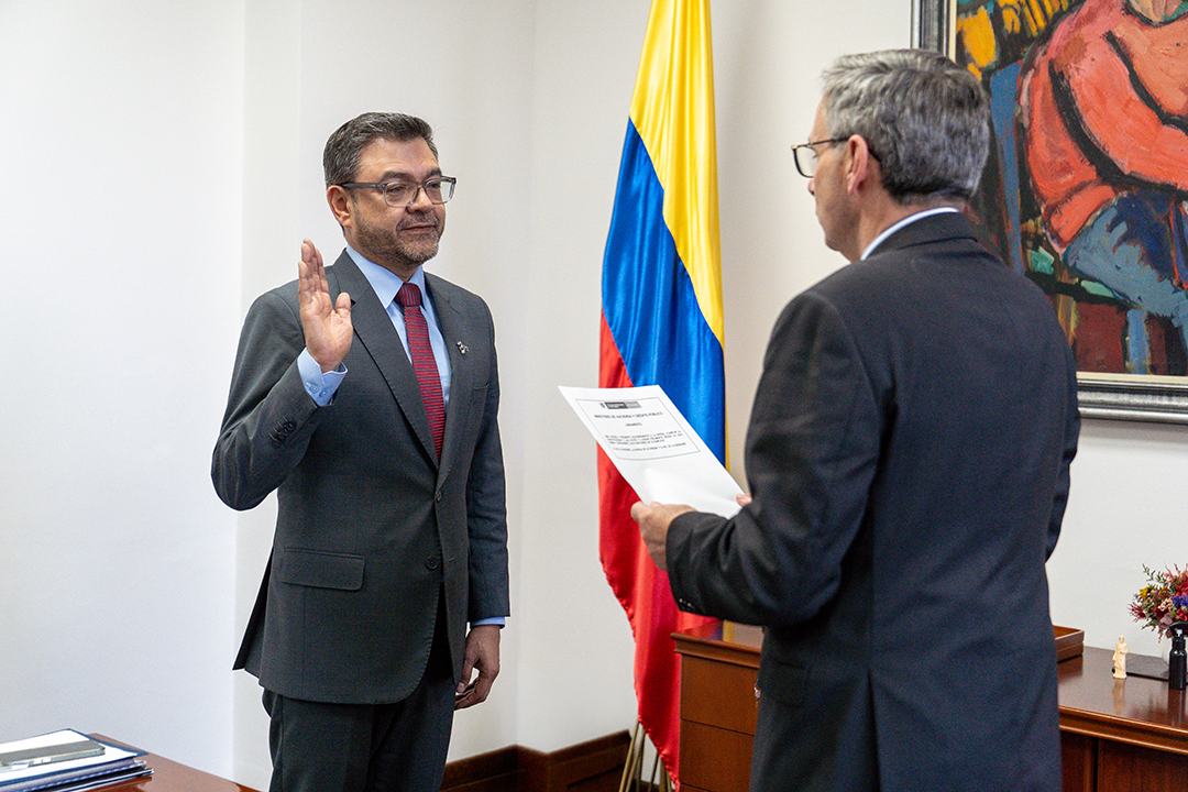 Santandereano Richard Caicedo asumió la presidencia del Icetex