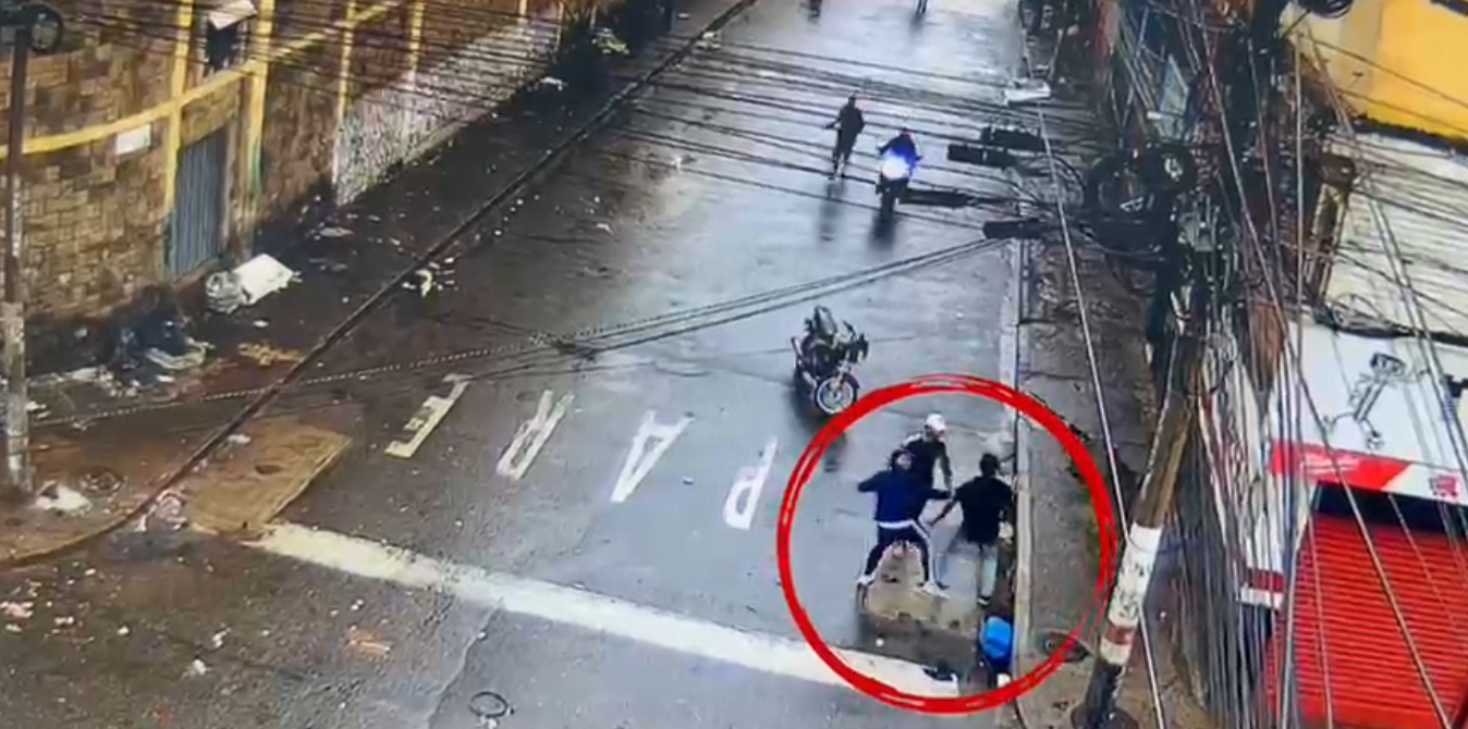 VIDEO | Lo atacaron en manada y huyeron en moto: cámaras de seguridad registraron riña que dejó un capturado en Bucaramanga