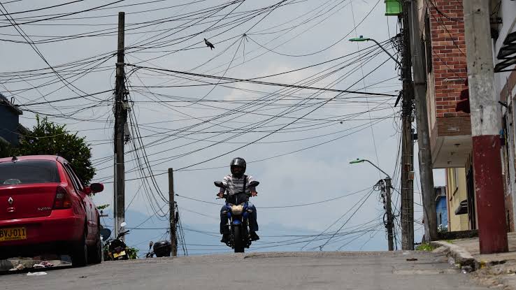 Motociclista casi muere decapitado por un cable en la vía en Santander