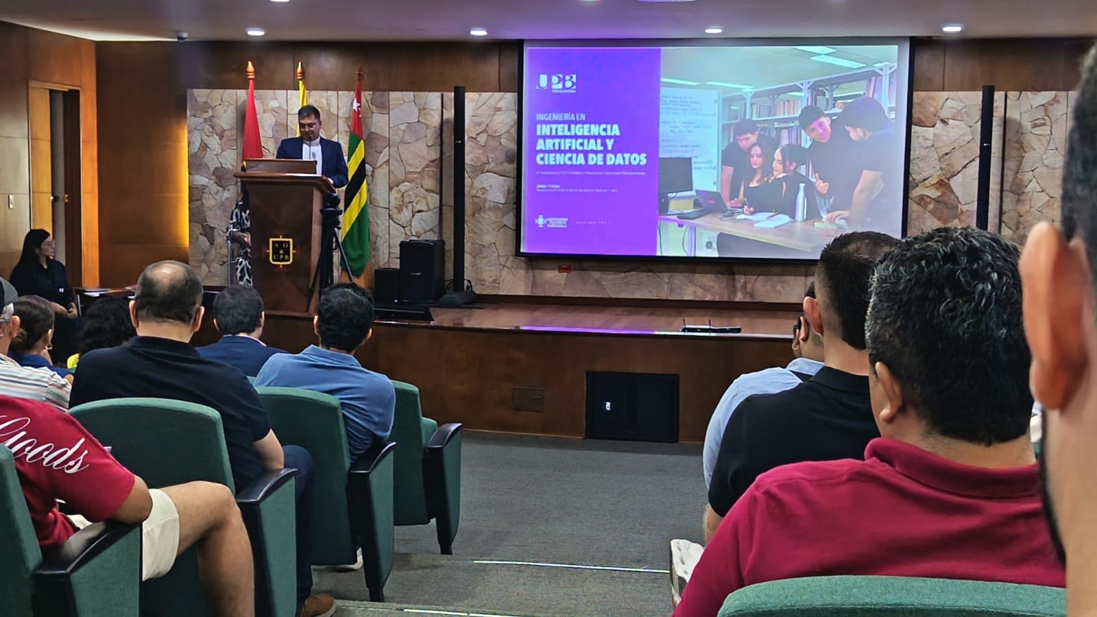 Estudiar para cambiar el futuro ya es posible en Santander: UPB prepara a jóvenes para conquistar la era de la IA