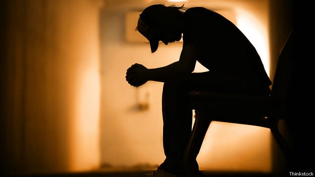 ¡Ni los héroes luchan solos! Hombres registran más suicidios, pero mujeres presentan más conductas suicidas