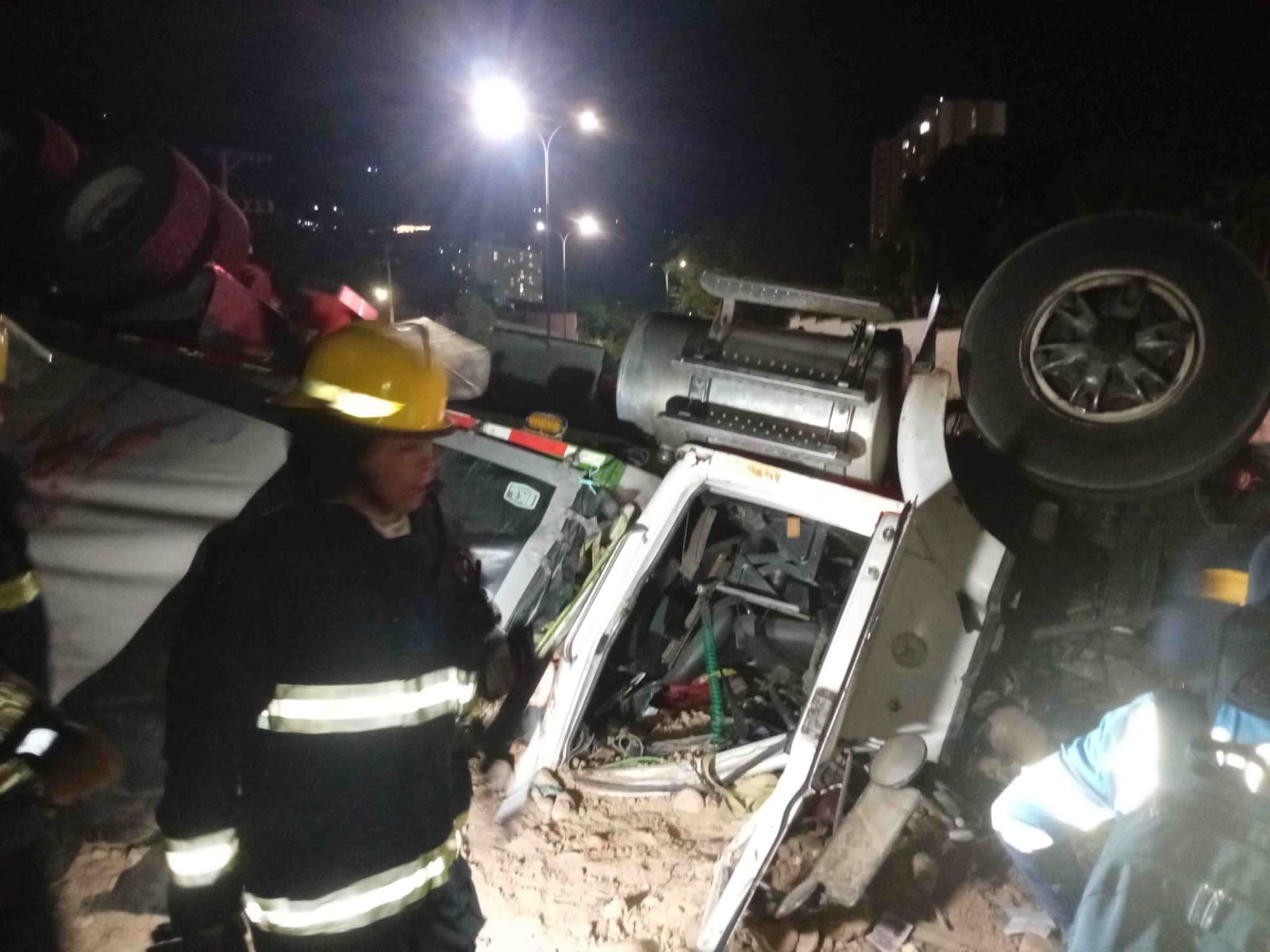 Accidente de tractomula deja dos muertos y ocho heridos en Girón