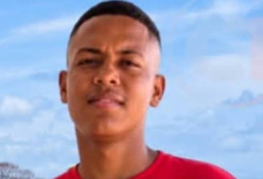 Viajaba en motocicleta y lo asesinó una avispa