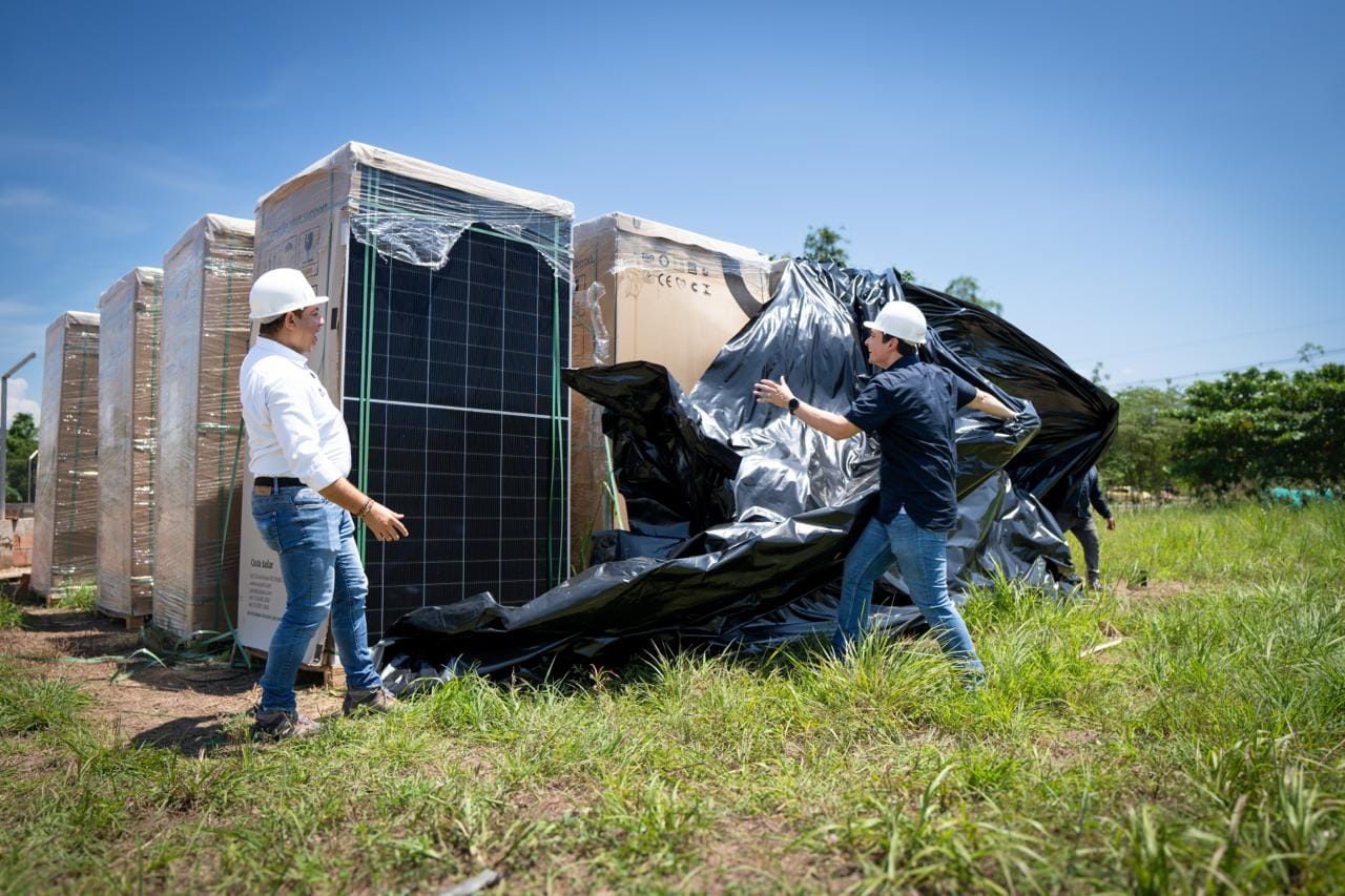 Llegaron los paneles solares para granja de energías limpias El Tiburón en Barrancabermeja