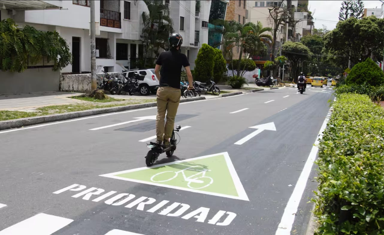 Trabajos para eliminar ciclorruta de la carrera 21 para nuevo carril vehicular