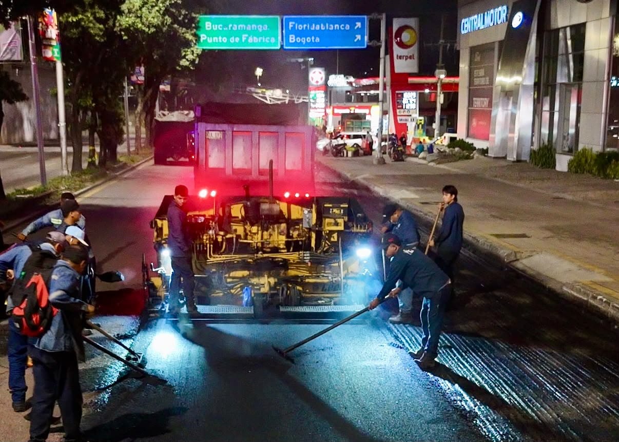 ‘Menos Huecos, Más Bonita’ con asfalto en calles de Bucaramanga
