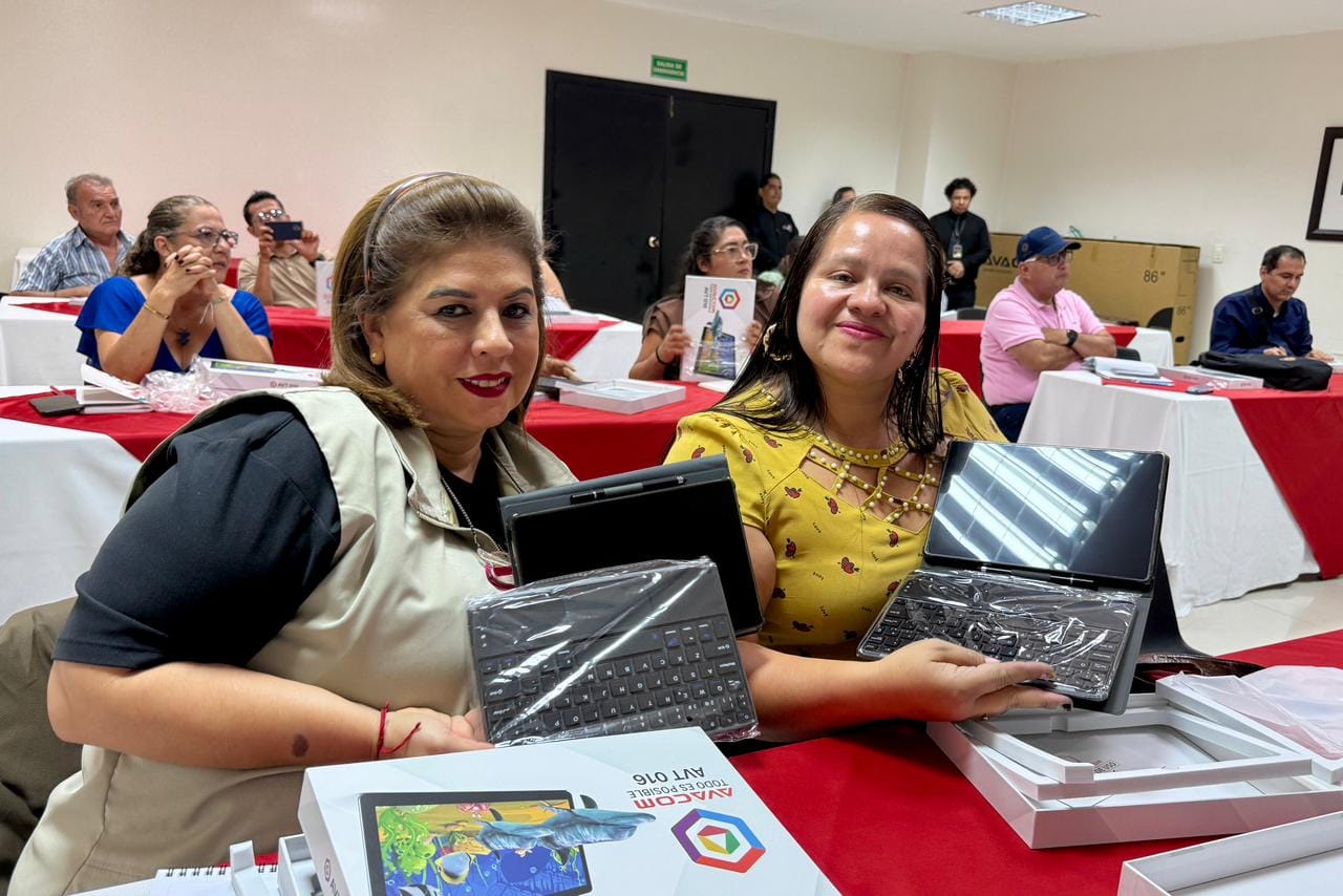 Entregadas herramientas tecnológicas para la educación de Santander