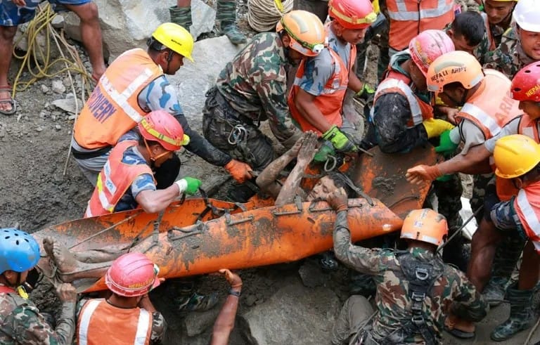 Aumenta a 1.355 los muertos por riada en Nepal