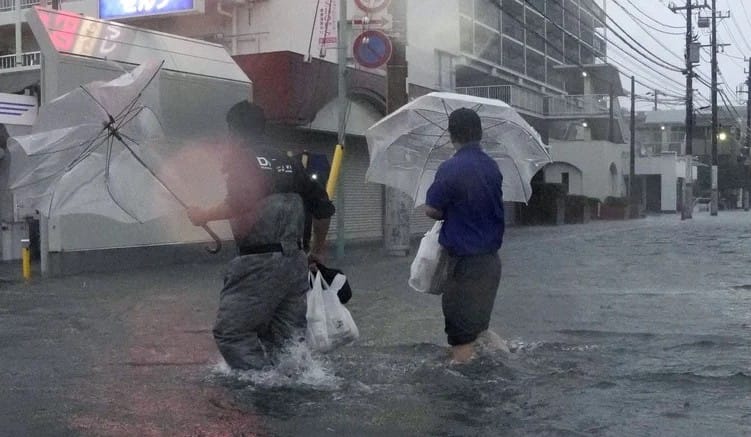 Ordenan evacuar a casi 2 millones de personas en Japón