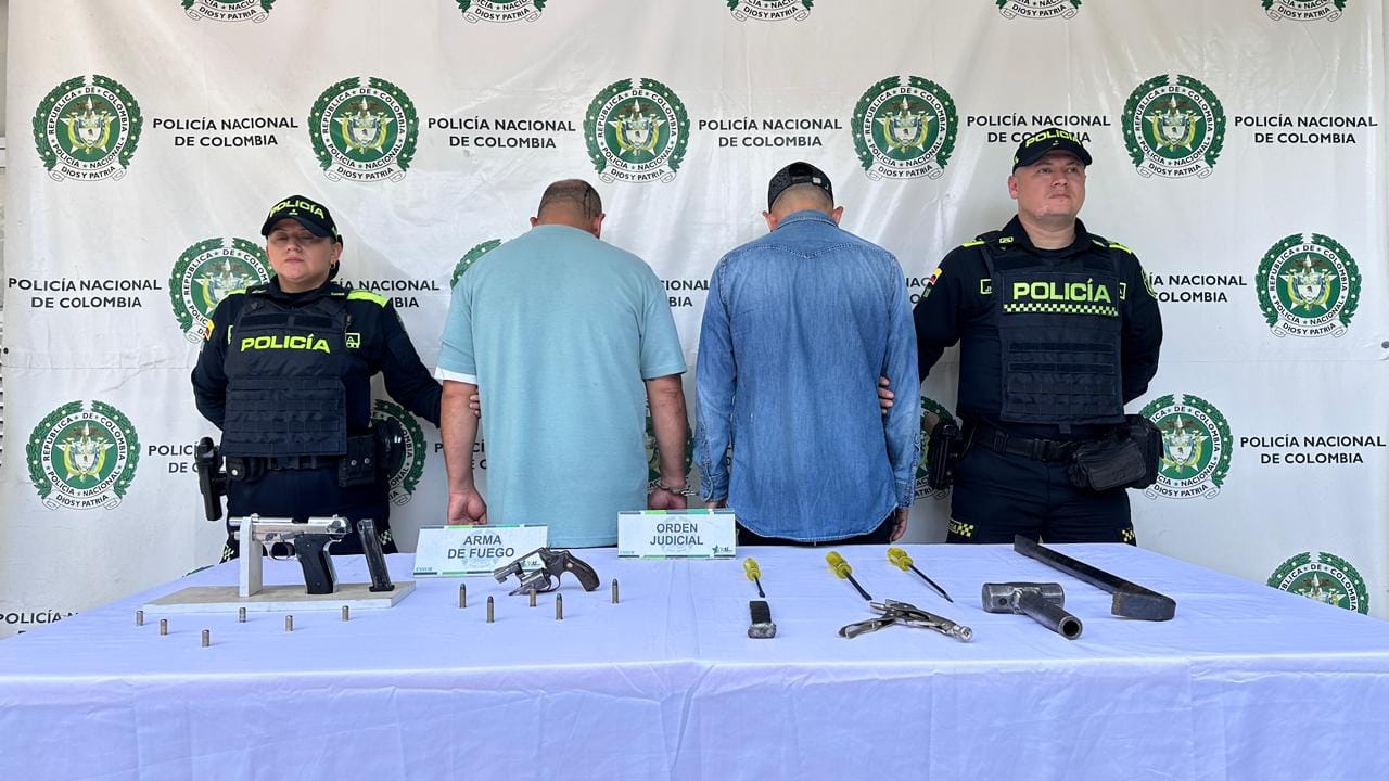 Armas y herramientas llevaban hombres capturados en Bucaramanga