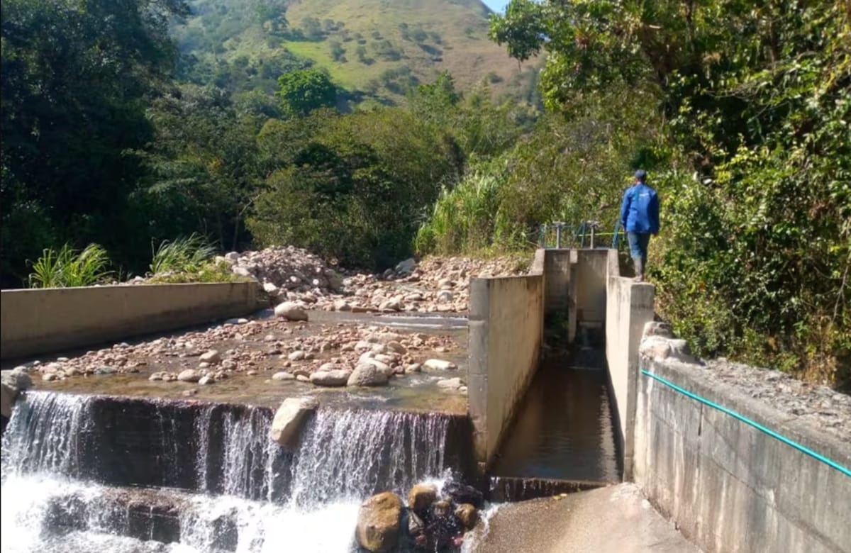 Carencia de agua y fuentes  dañadas ponen en riesgo a once municipios de Santander