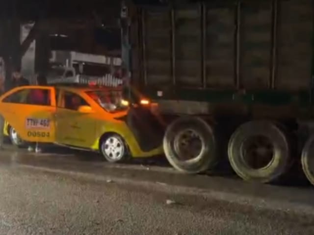 Brutal choque en Girón: taxi terminó destrozado contra una tractomula