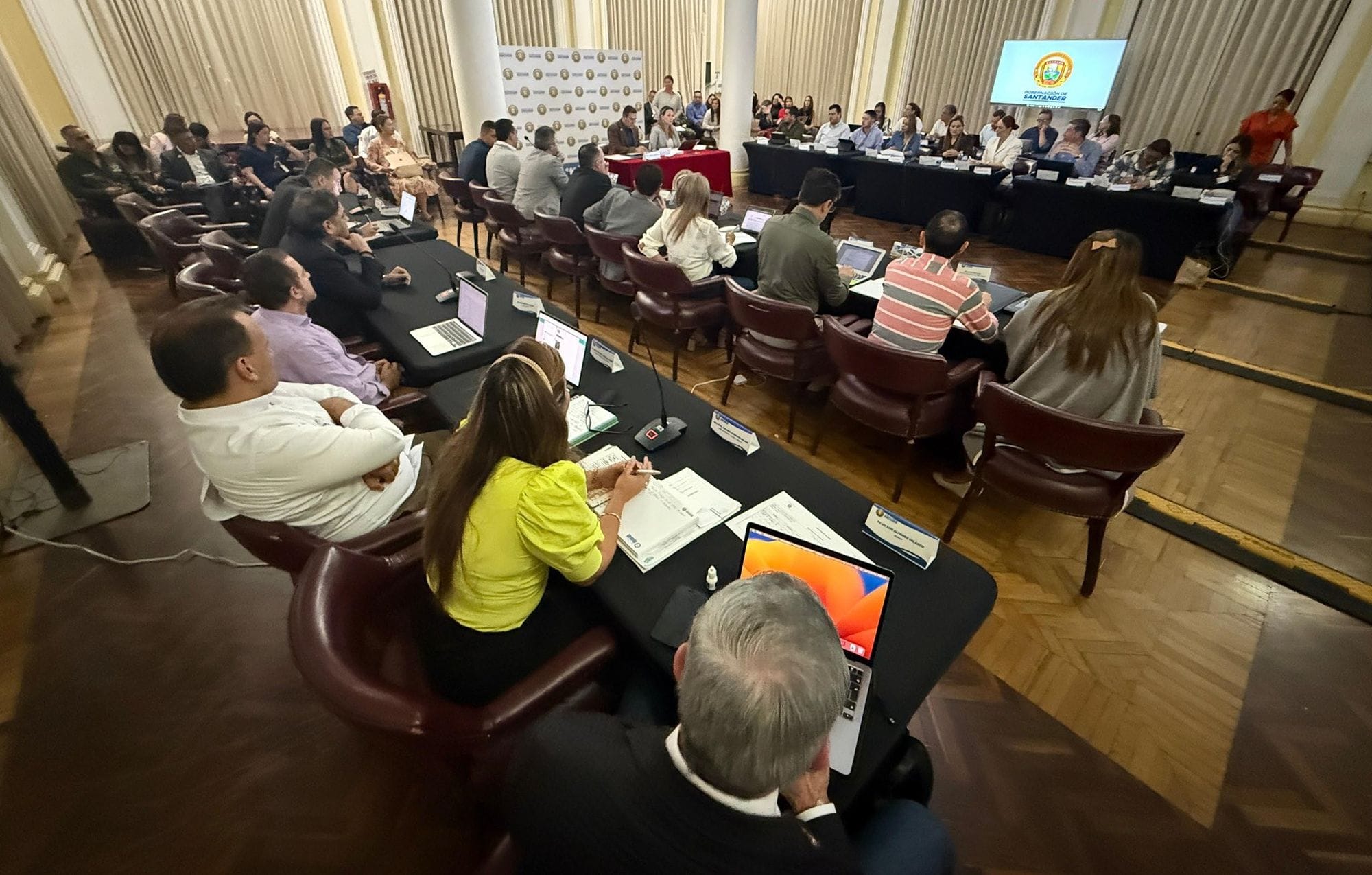 Movimientos y ajustes en el Gabinete departamental de Santander