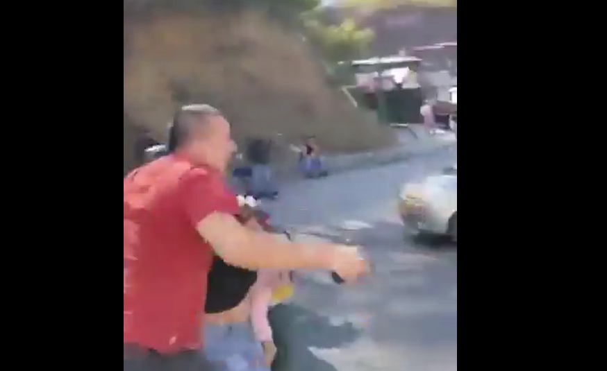 VIDEO |Sujeto sacó un arma durante una discusión en plena vía de Piedecuesta y terminó reducido