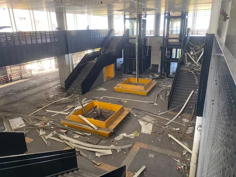 Denuncian hurto sistemático en estación de Piedecuesta: no dejaron ni las escaleras
