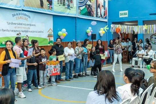 Los colegios deberían recuperar los espacios que integran a toda la familia