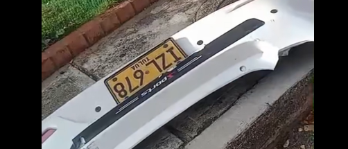 Atropelló a una persona y huyó en Bucaramanga: dejó la placa y parte del vehículo en el lugar