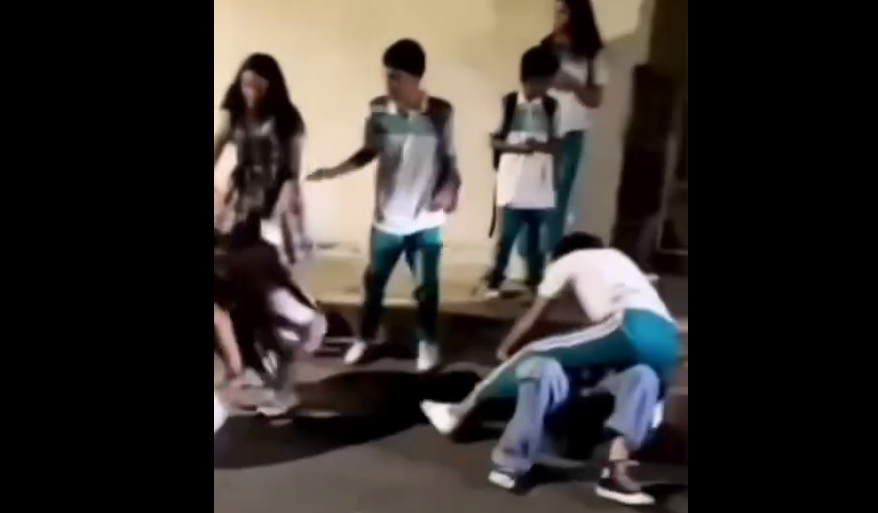 VIDEO| A golpes y en plena calle: estudiantes protagonizaron riña a la salida de colegio en Piedecuesta