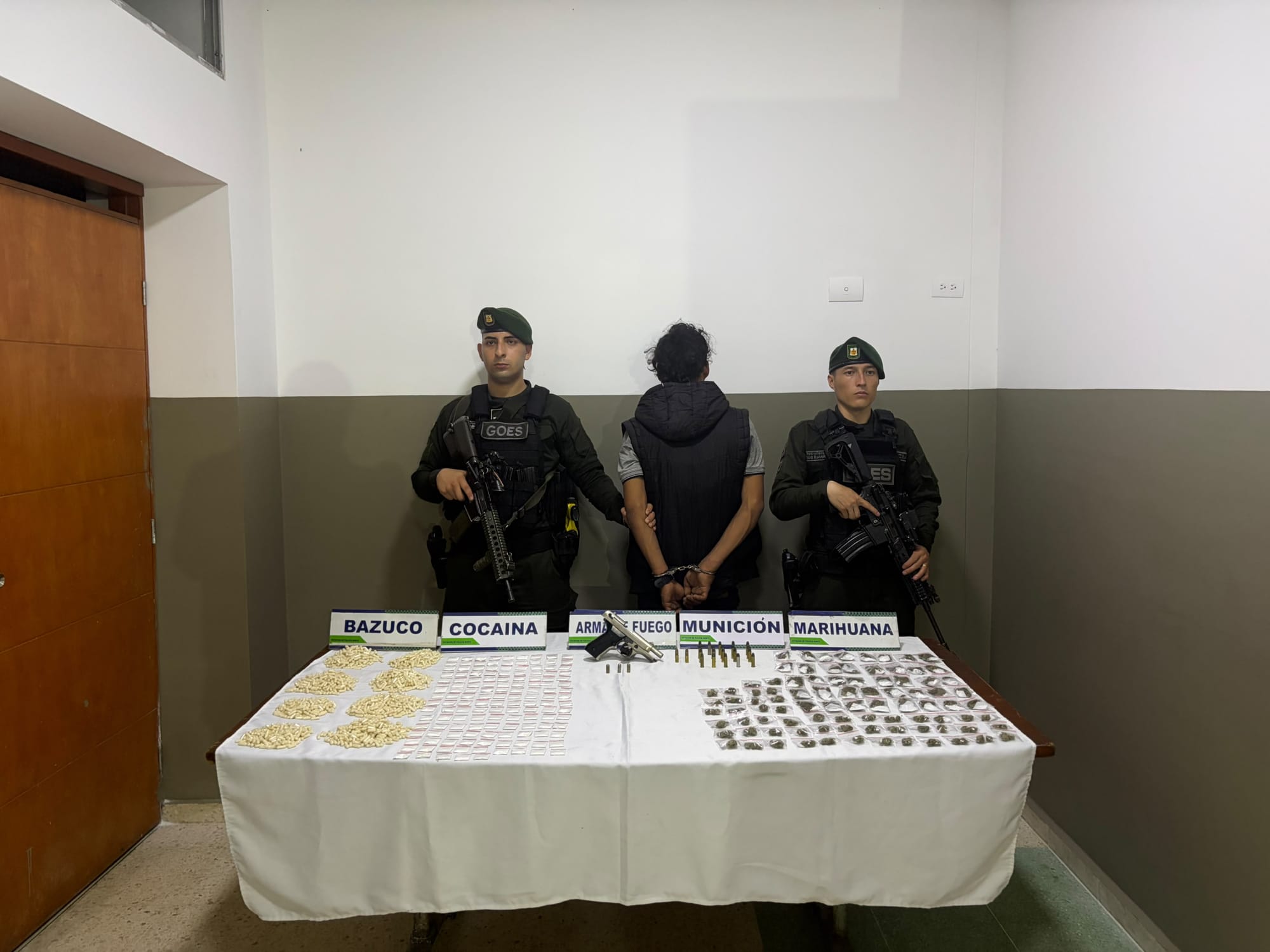 Iba con un bolso y salió corriendo al ver a la Policía: llevaba un arma y más de 2.300 dosis de droga