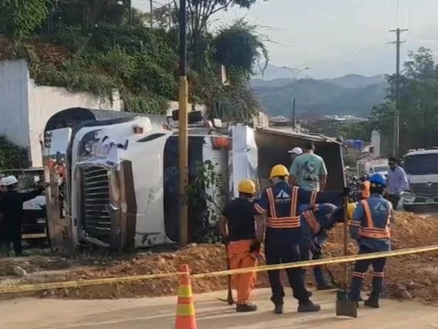 Volqueta se volcó en plena autopista entre Lebrija y Girón: reportan solo daños materiales