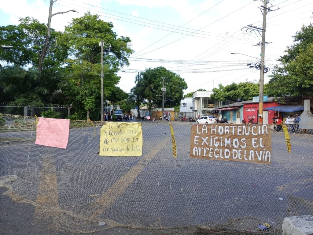 Tras más de 12 horas de bloqueo, comunidades de Barrancabermeja levantaron la protesta tras lograr acuerdos