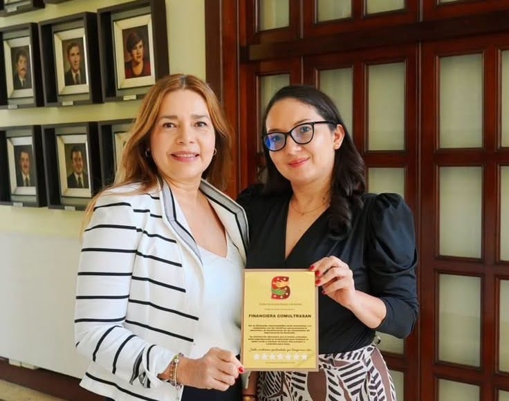 Entrega de reconocimiento a Financiera Comultrasan