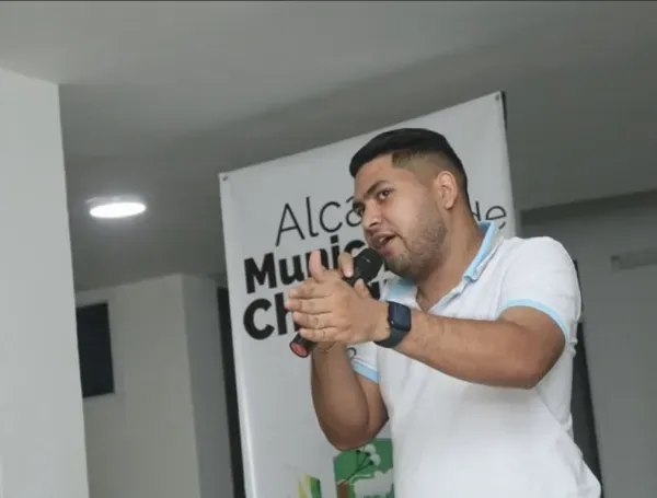 Aunque lo niegue, al personero lo fregaron por andar arreglando pleitos con una dama a las cachetadas