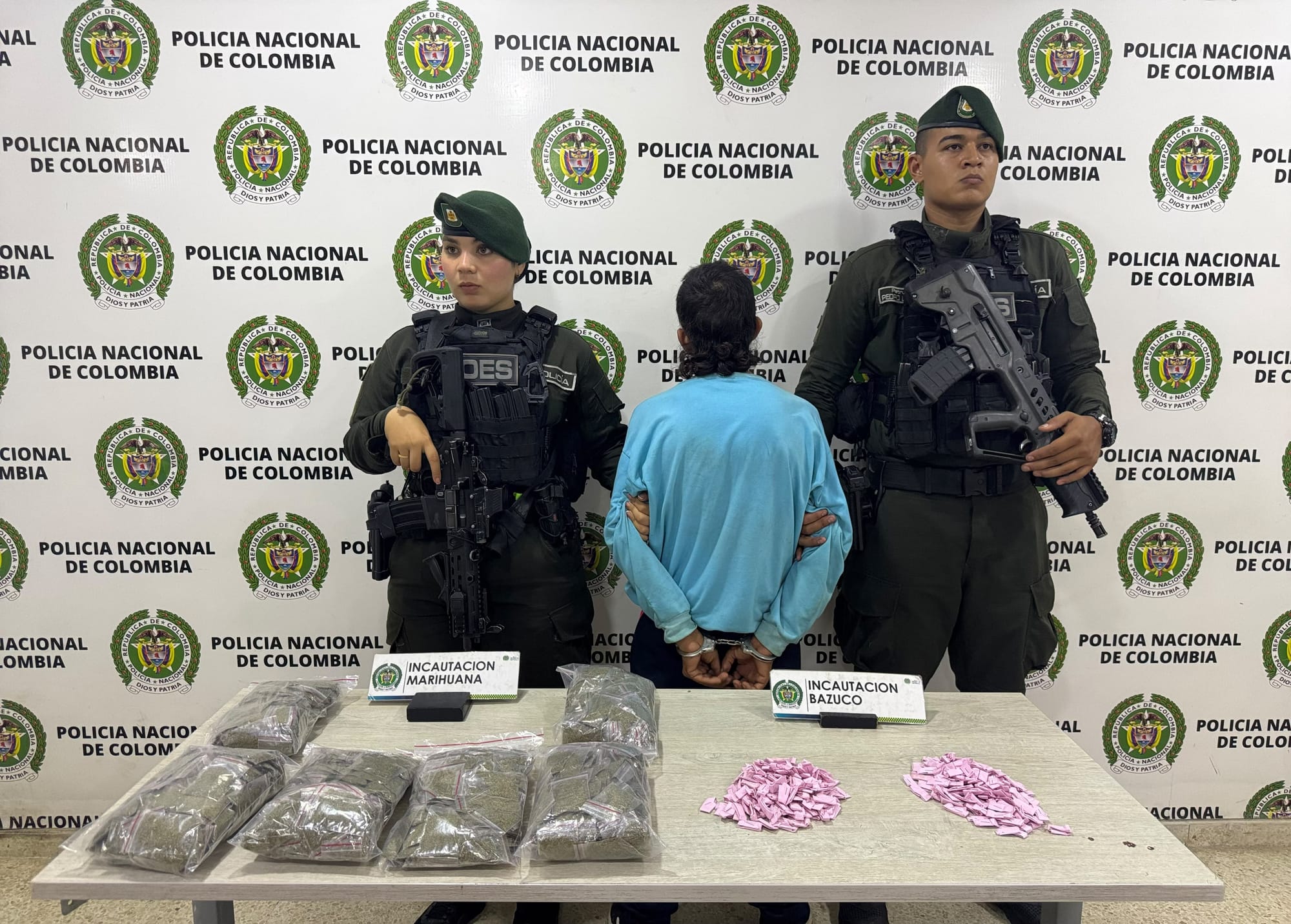 Huyó al ver a la Policía y cayó con más de mil dosis de droga en Floridablanca