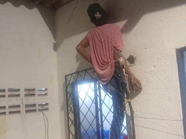 Insólito: policía tuvo que ayudar a presunto ladrón tras quedar entre las rejas