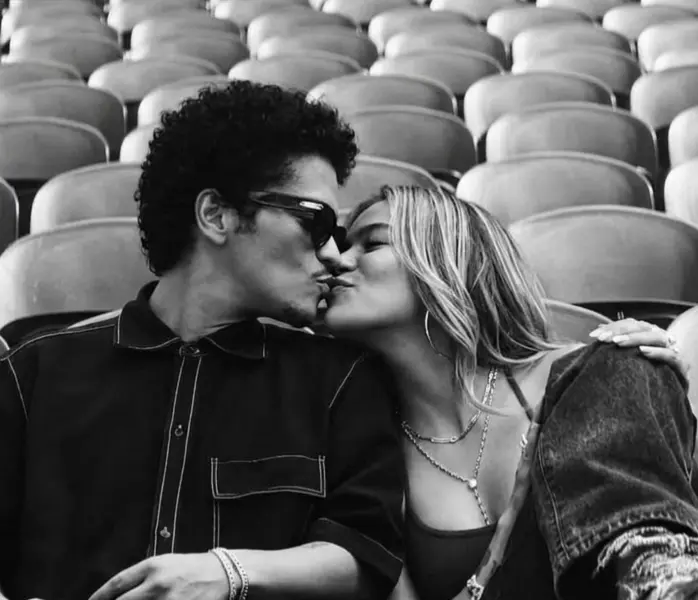 Karol G protagoniza nuevo video de Bruno Mars y crecen los rumores de romance