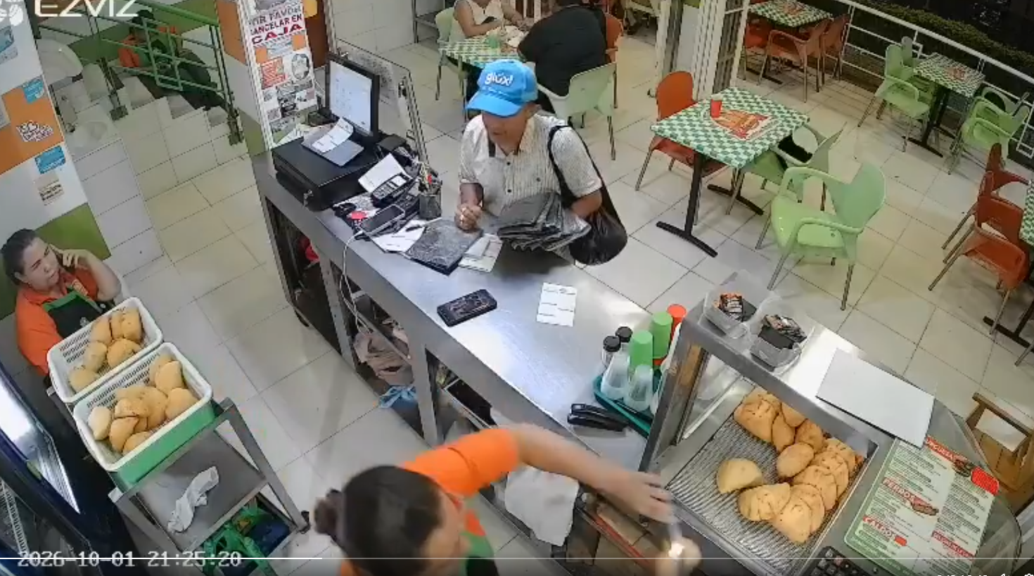 VIDEO | Cámaras captaron el momento en el que un hombre hurta un celular dentro de panadería en Piedecuesta