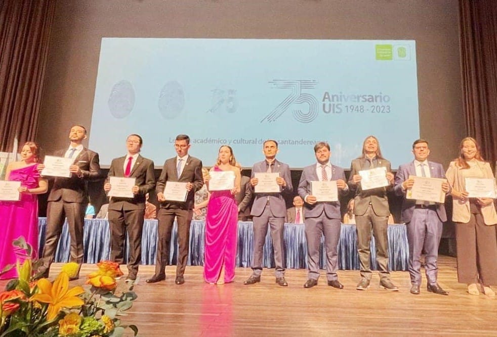 Reconocimiento y distinción “Cum Laude” a Ingenieros UIS imagen de la publicación