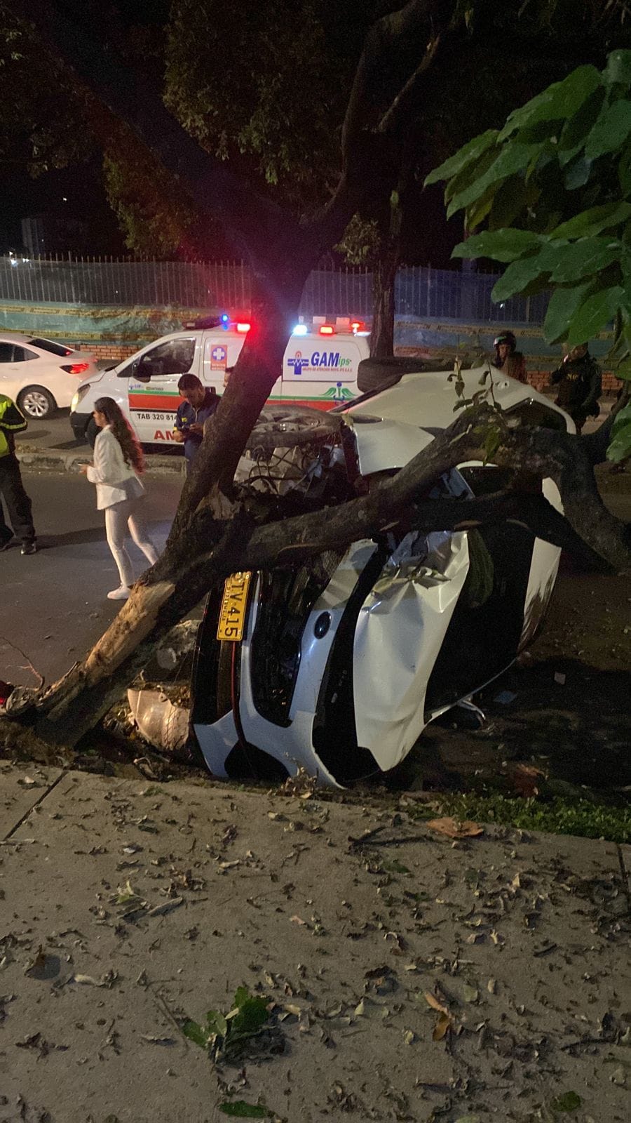 Se fueron de farra y acabaron volcados en Bucaramanga imagen de la publicación