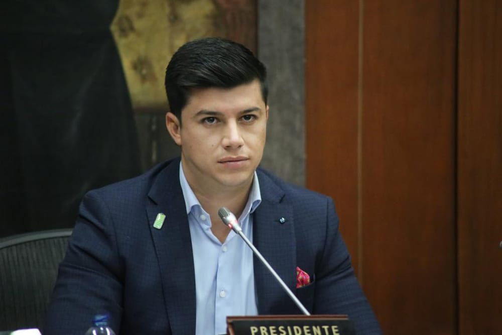 Senador Gustavo Moreno denunció aerolíneas por abuso contra clientes imagen de la publicación