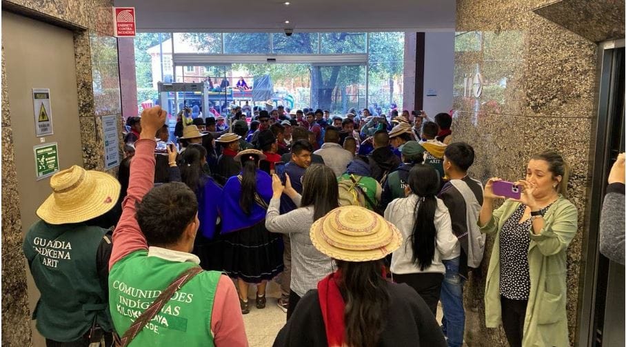 Minga Indígena se tomó las instalaciones de Semana a la fuerza imagen de la publicación