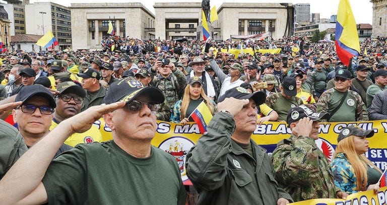 Veteranos de la fuerza pública enfrentan al presidente Petro Por comparar golpe militar en Chile con la toma del Palacio de Justicia de Bogotá imagen de la publicación