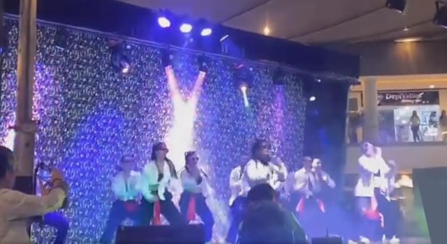 VIDEO. 3 bailarines siguen graves tras caída de tarima imagen de la publicación