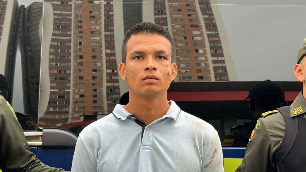 A Pitbull le ataron las esposas para llevarlo a pagar por homicida imagen de la publicación