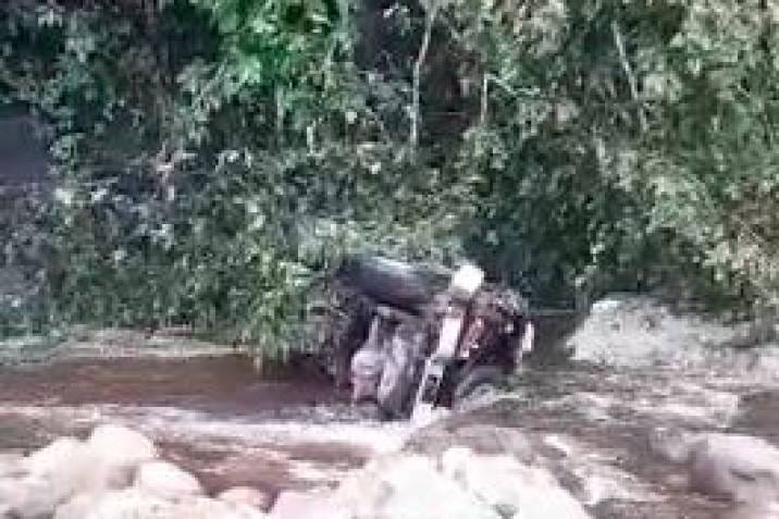 Campero acabó volcado en una quebrada de Charalá imagen de la publicación