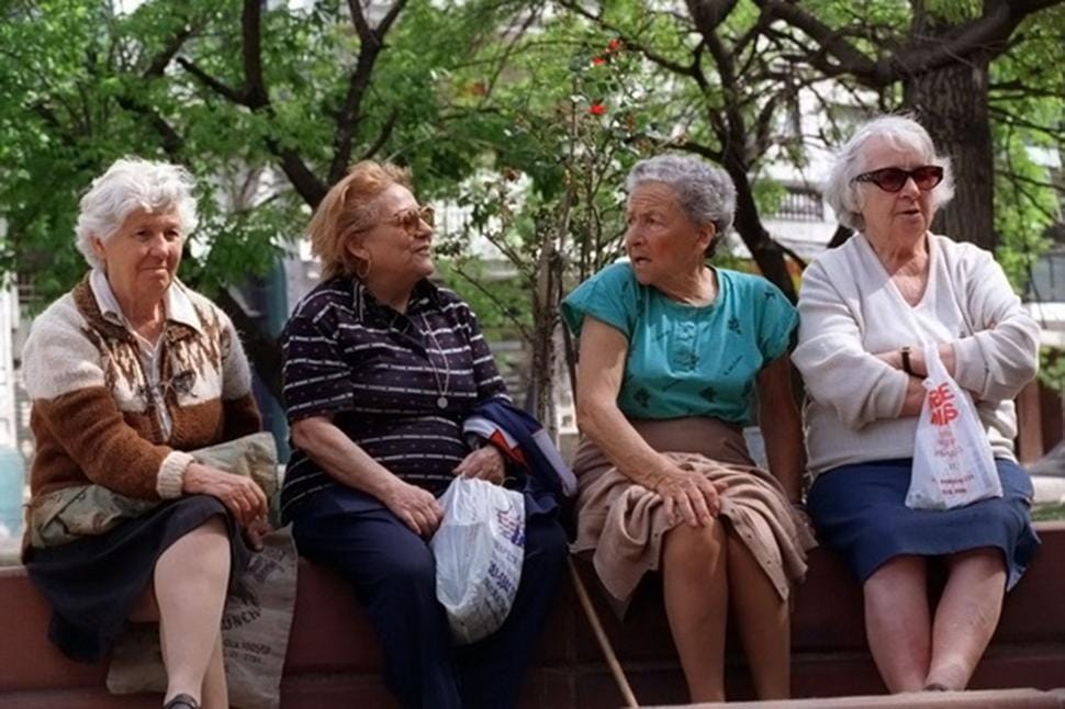 Mujeres podrán pensionarse  con mil semanas de cotización imagen de la publicación